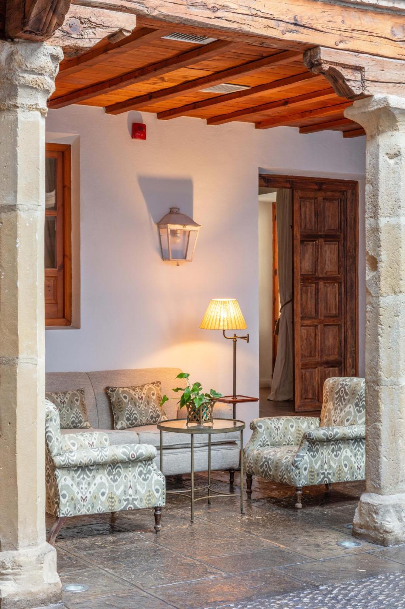 Hotel Puerta De La Luna Баеса Екстер'єр фото